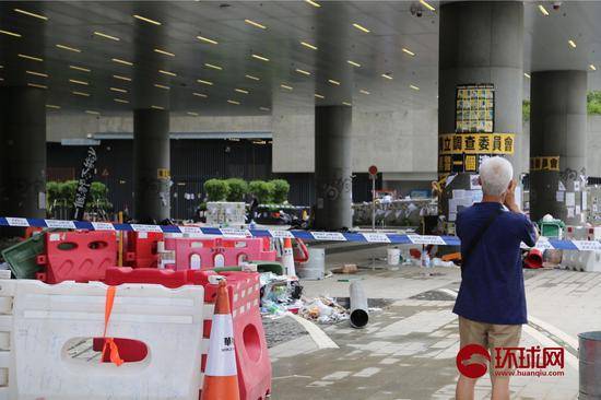 香港立法会附近恢复平静 市民摇头叹息