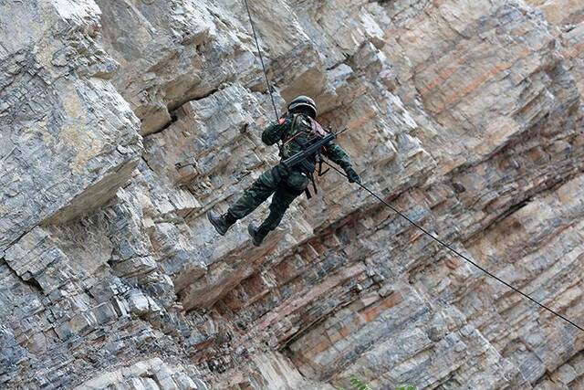 山区练精兵天津武警“魔鬼周”野外极限训练