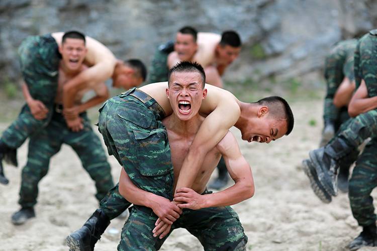 山区练精兵天津武警“魔鬼周”野外极限训练