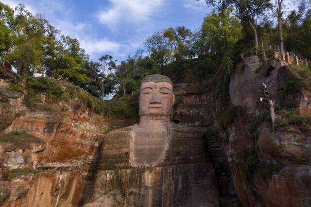 乐山大佛修缮后“美颜”变白？景区：网络图或被处理过