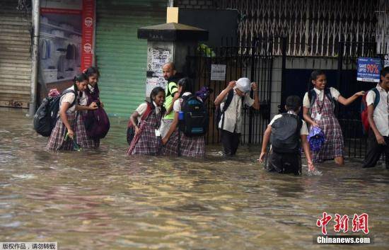 印度孟买暴雨致建筑物墙体垮塌 至少22人身亡