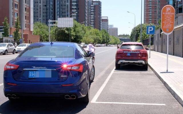 探访︱北京八区实行道路停车电子计费，部分车辆违停逃费