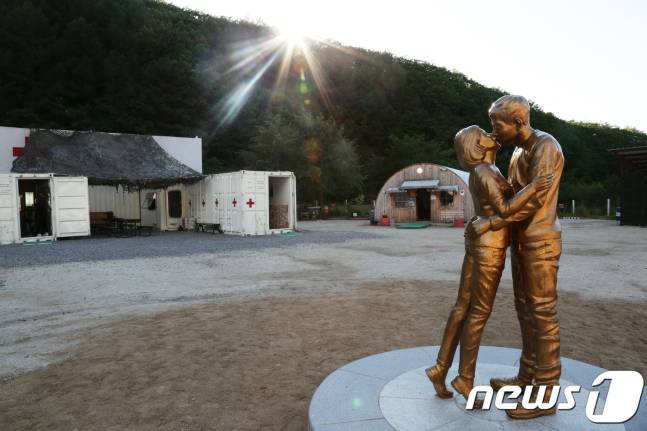 太白市双宋接吻的雕像（韩媒news 1）