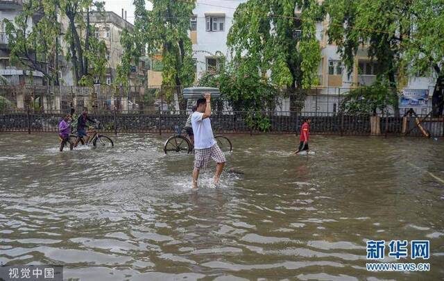 孟买遭遇连日暴雨侵袭