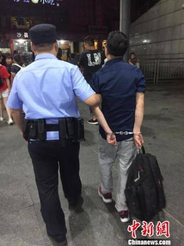 刘某被义乌铁路警方戴上手铐带走了公安部门供图