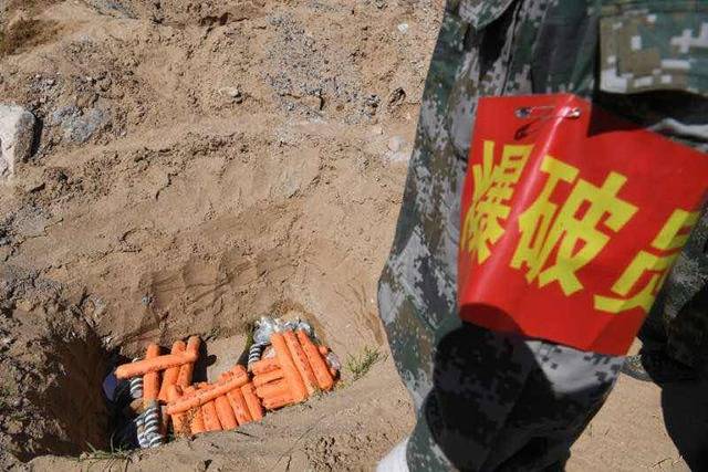 北京警方销毁废旧炮弹244枚雷管4709发