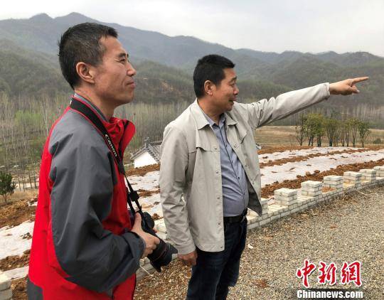 资料图：翟传鸣（左）在山区采风。董飞摄