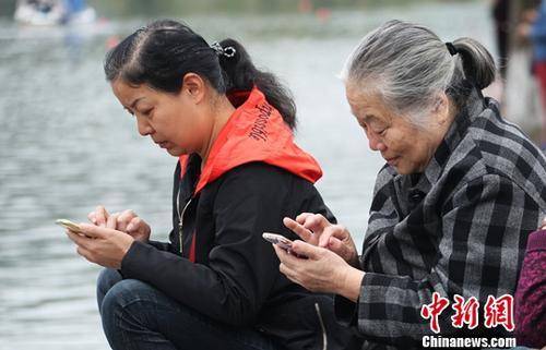 图为中国中老年女性使用智能手机上网。（资料图）刘占昆摄