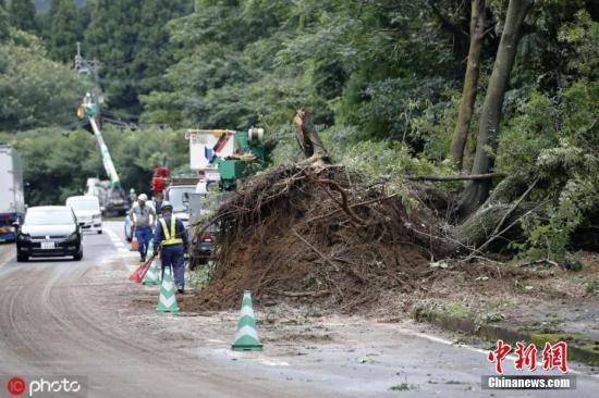 日本西南部大雨引发山体滑坡 已造成1死多伤