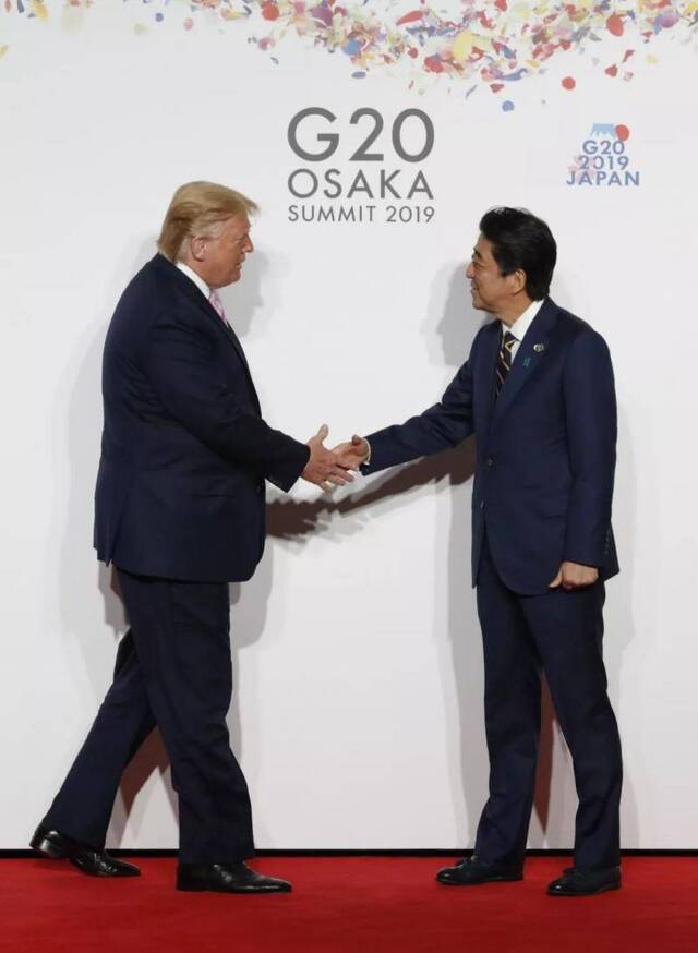 ▲6月28日，在日本大阪，日本首相安倍晋三（右）与美国总统特朗普握手。（新华社）