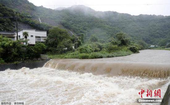 日本九州暴雨已导致至少4人伤逾百万人被要求撤离