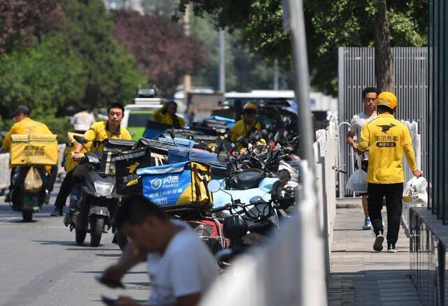 京城高温黄色预警最后一日，这些人仍工作在户外烈日下