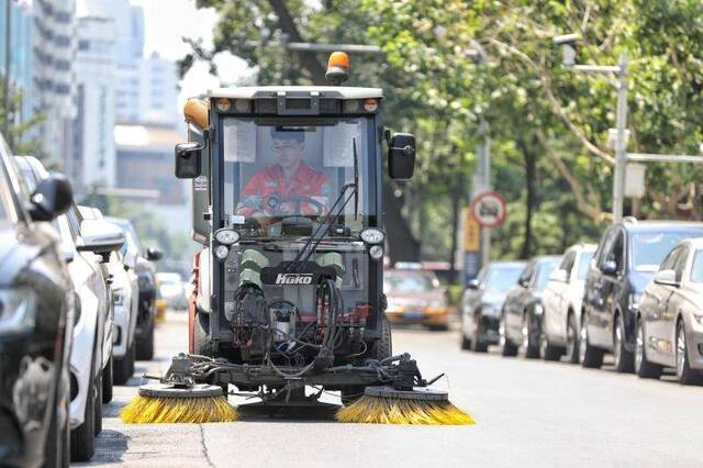 京城高温黄色预警最后一日，这些人仍工作在户外烈日下