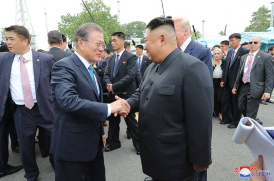 6月30日，文在寅与金正恩在板门店会面。（朝中社）