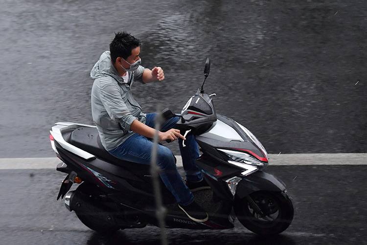 ​京城“退烧”雷阵雨傍晚来袭组图