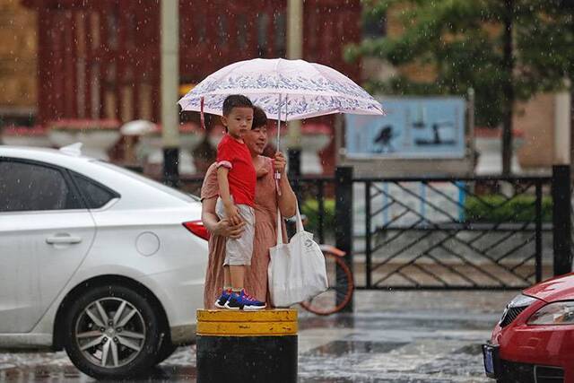 ​京城“退烧”雷阵雨傍晚来袭组图