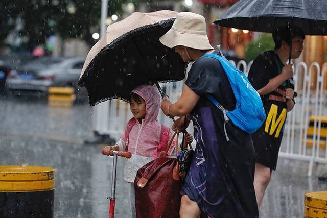 ​京城“退烧”雷阵雨傍晚来袭组图