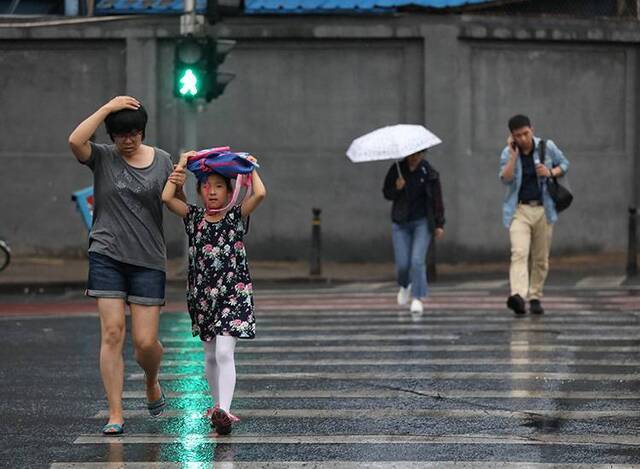 ​京城“退烧”雷阵雨傍晚来袭组图