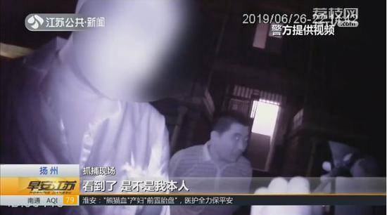 逃犯被包围后当着警察的面打110：我碰到了假警察