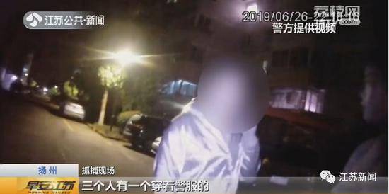 逃犯被包围后当着警察的面打110：我碰到了假警察