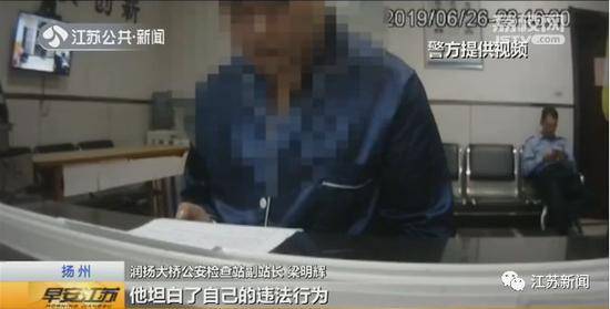 逃犯被包围后当着警察的面打110：我碰到了假警察