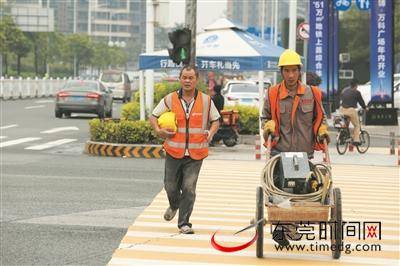 生活莞丨拍客 斑马线上的肖像