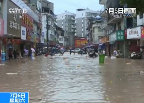 福建松溪：强降雨致内涝 消防员急流中救援群众