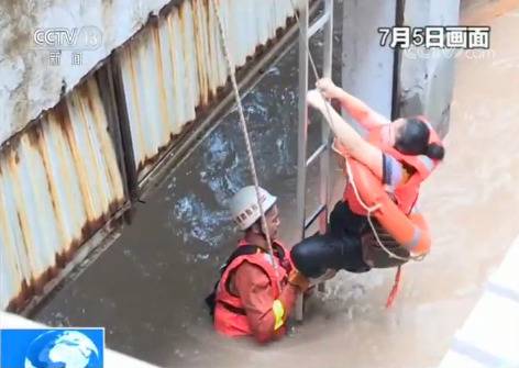 福建松溪：强降雨致内涝 消防员急流中救援群众