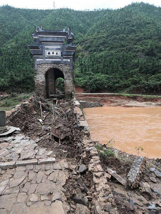 江西“桥坚强”遭遇洪水袭击仍完好 始建于明朝