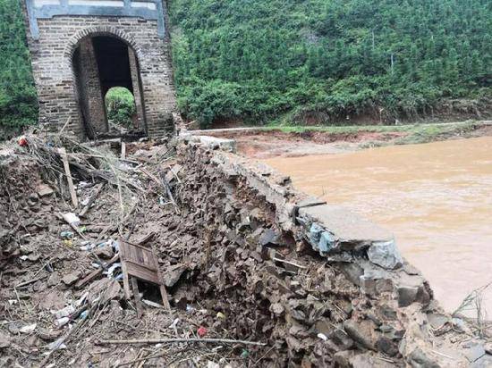 江西“桥坚强”遭遇洪水袭击仍完好 始建于明朝