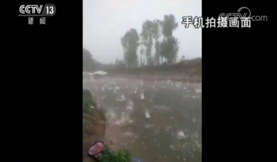 我国多地遭强对流天气 冰雹比鸡蛋还大，房子砸的全是洞