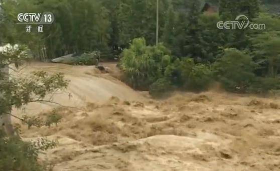 我国多地遭强对流天气 冰雹比鸡蛋还大，房子砸的全是洞