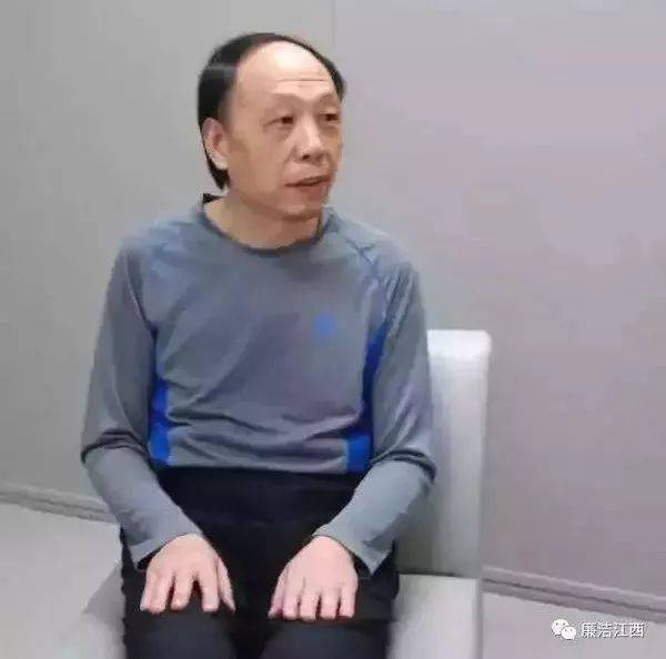 他当上领导后，妻子100多名老乡被提拔重用