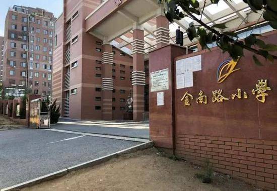 男孩遭课代表扇40耳光不敢回校 校长:别把事闹大