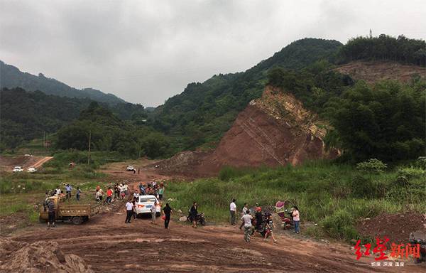 村民在老砖厂案发现场围观