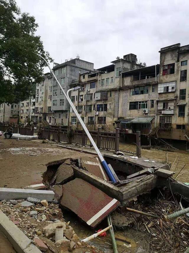 福建洪灾：仁寿镇缺饮用水今日仍雷电黄色预警组图