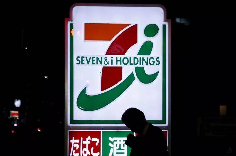 本月1日，日本便利店7-Eleven推出手机支付程序“7pay”(图源：路透社）