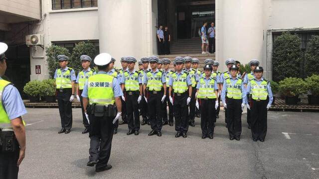 上海公安首批3605名勤务辅警今上岗，均大专以上学历，着“公安辅警”制服协助执法