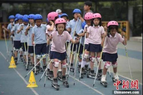 资料图：北京市中关村第三小学的学生们在校园内体验旱地越野滑雪。中新社记者崔楠摄