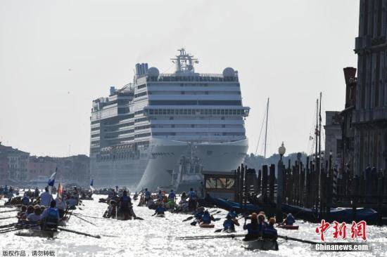 资料图：当地时间2019年6月9日，一艘邮轮驶入威尼斯泻湖的朱代卡运河，在威尼斯水城里向外看，仿佛是一道“移动城墙”。