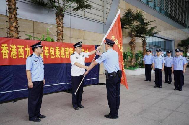 津门青年乘警护航进港高铁列车