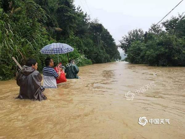 受强降雨影响，江西崇仁县被淹，水位达到腰部。（图/吴云康）