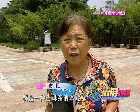 年轻妈妈公交车上哺乳被拍 拍照者连发三四个群