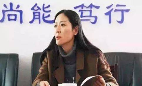 从小科员一路高升 前美女副市长的“权色人生”