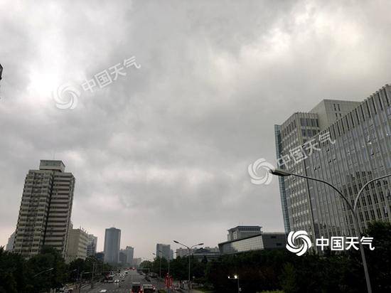 今早，海淀区天空阴沉，雷声阵阵。（图/王晓）