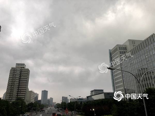 雷雨“打卡”早高峰北京多区发布雷电蓝色预警