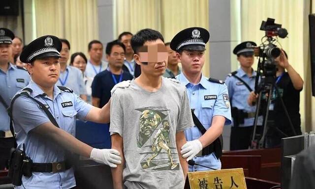 20年后打老师案男子被判一年半：借故生非录视频传播