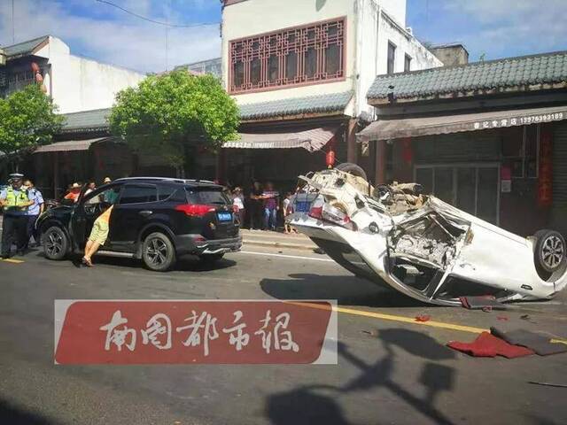 连撞4车致1死1伤 海南一司机肇事后追打交警