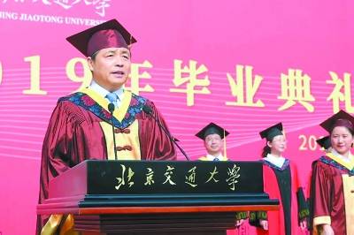 大学最后一课校长很煽情：抒发天下情怀 引用流行语句