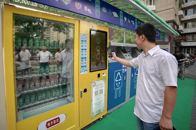 北京德胜街道推出“人脸识别”垃圾桶垃圾可换鸡蛋